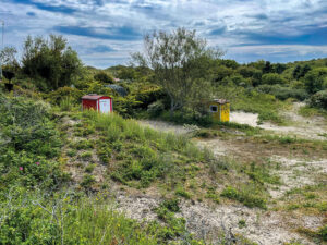 Nahe des FKK-Strandes kann man sich im Dünenbudje stärken oder FKK-Budjes in den Dünen ausleihen.