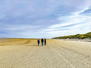 Strandspaziergänge im Herbst erzeugen eiun Glücksgefühl und laden dazu ein, der Hektik des Alltags zu entfliehen.